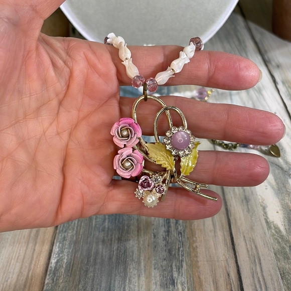 ⭐️Adorned Crown assemblage enamel flower mother of Pearl rose beads necklace - Picture 4 of 10